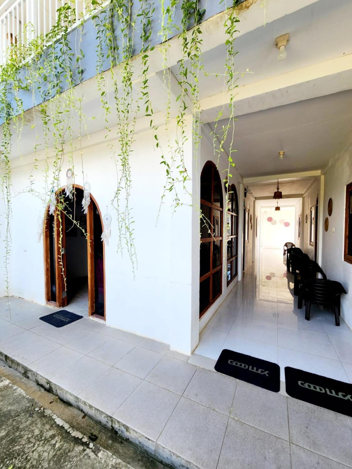 D'Flora Homestay ラブハン・バジョ エクステリア 写真
