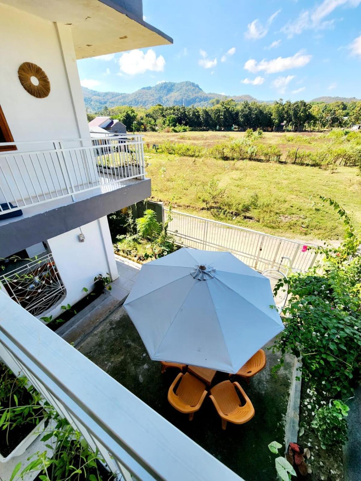 D'Flora Homestay ラブハン・バジョ エクステリア 写真