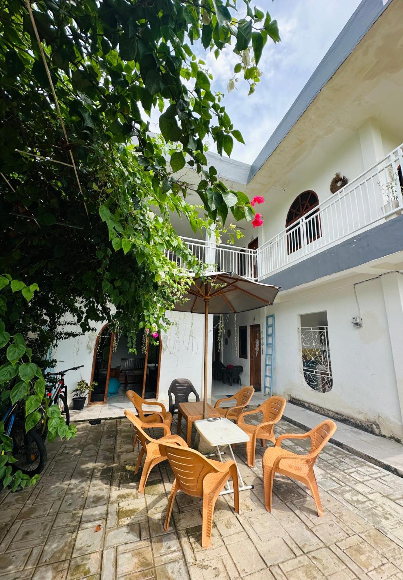 D'Flora Homestay ラブハン・バジョ エクステリア 写真