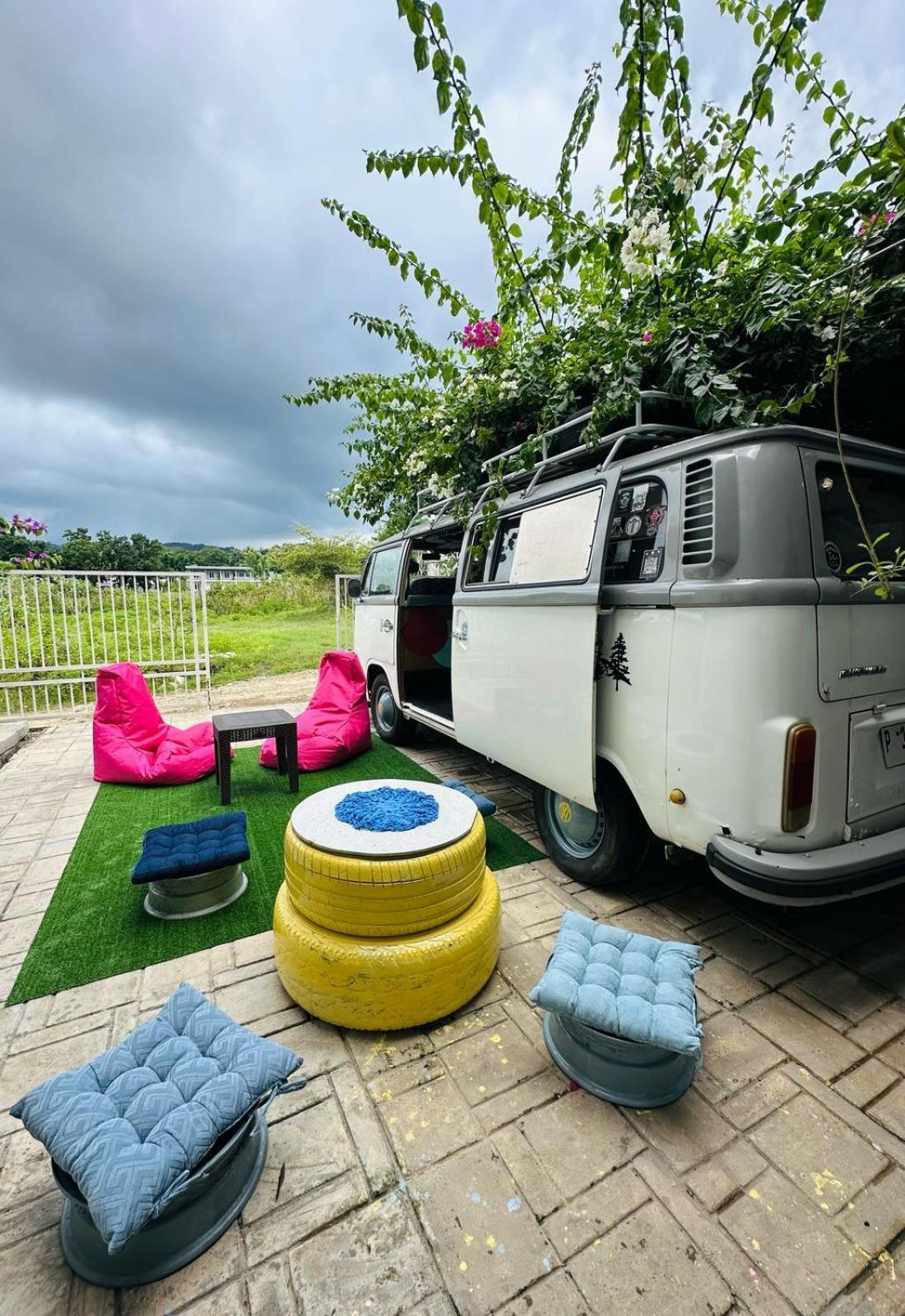 D'Flora Homestay ラブハン・バジョ エクステリア 写真