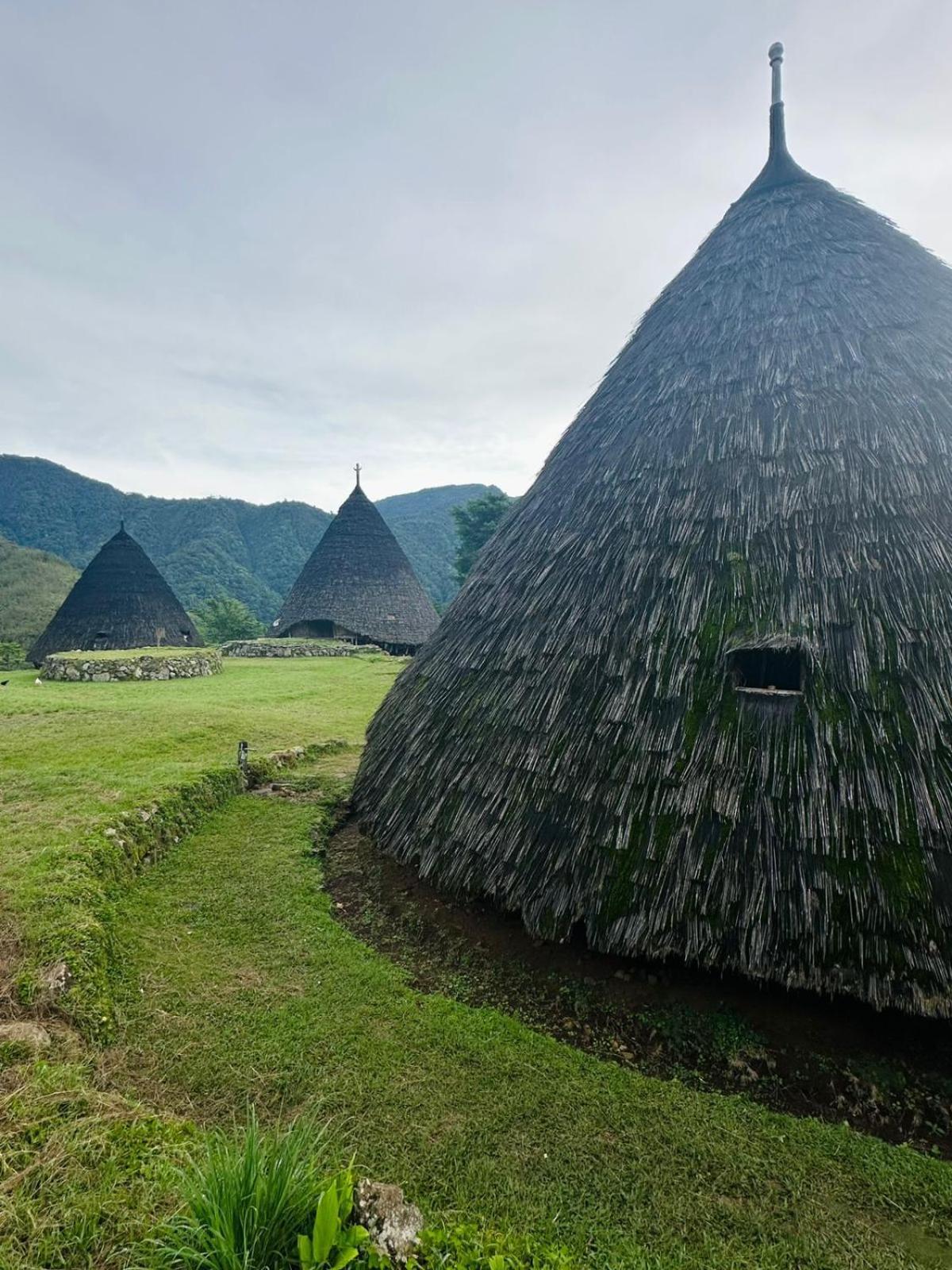 D'Flora Homestay ラブハン・バジョ エクステリア 写真