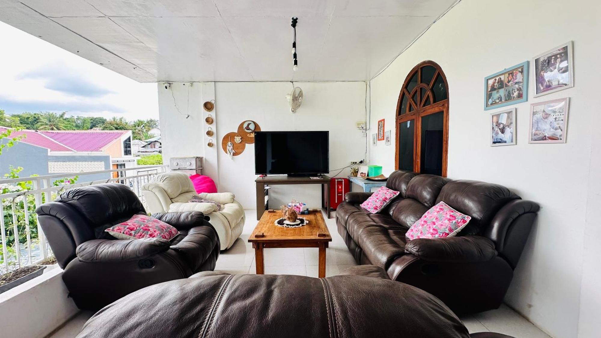 D'Flora Homestay ラブハン・バジョ エクステリア 写真